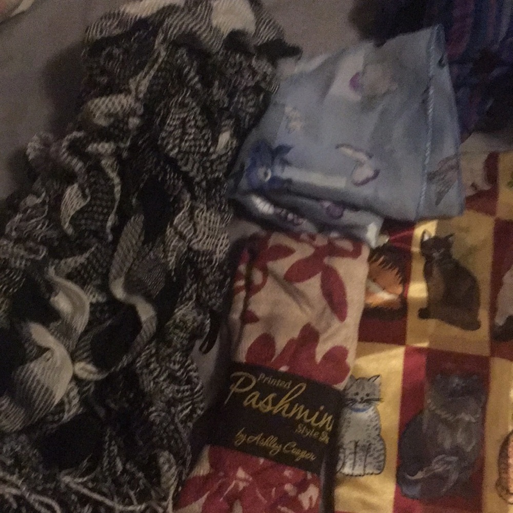 Set of 14 ladies scarves  with free gift!